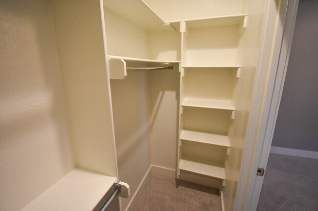 Building Photo - Stunning 3 Bedroom, 2.5 Bathroom Home in F...