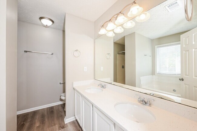 Building Photo - 1870 Hillspring Ln