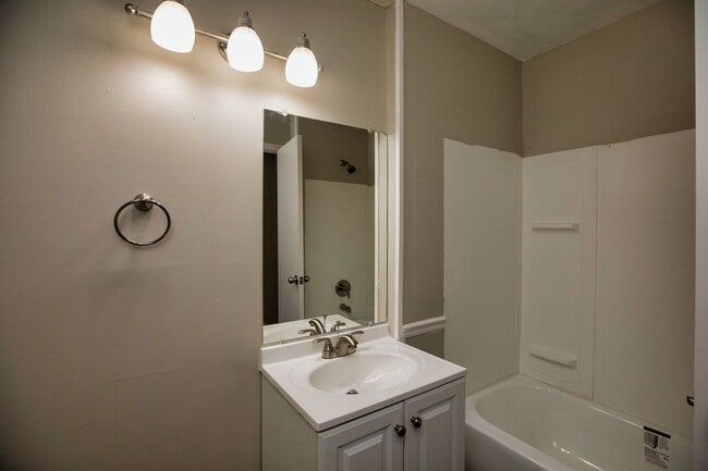 Building Photo - ** 4 Bed 2 Bath located in Ridgefield **Call 334-366-9198 to schedule a self tour