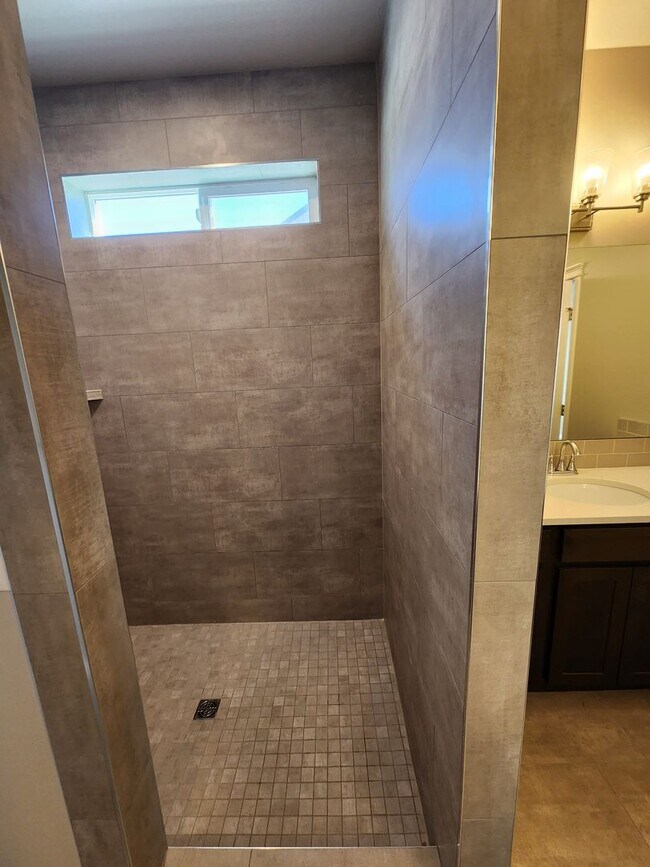 Building Photo - Beautiful, Immaculate Home in Northwest Tw...