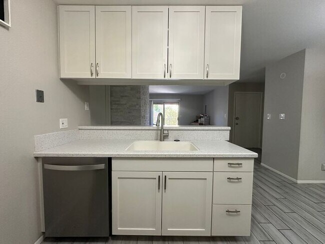 Building Photo - Charming 2 Bed 1 bath Condo