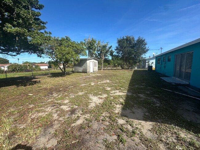 Building Photo - Nice 3/2 with big backyard