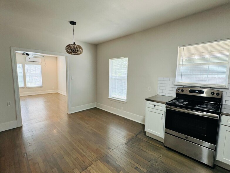 Building Photo - 1133 W Lynwood Ave