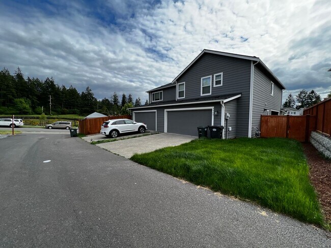 Building Photo - 4 Bed DuPont Townhome for Rent