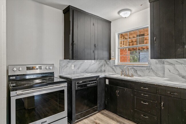 Building Photo - 175 E Elm St