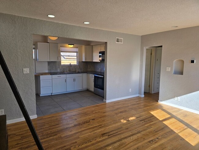 Building Photo - Pet Friendly & Steps Away From Idlewild Park and River!