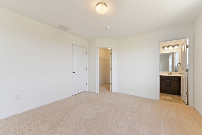 Building Photo - End Unit- 3 Bedroom Townhouse!