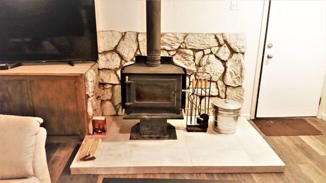 Building Photo - Charming Fully Furnished 2 Bed, 2 Bath Con...