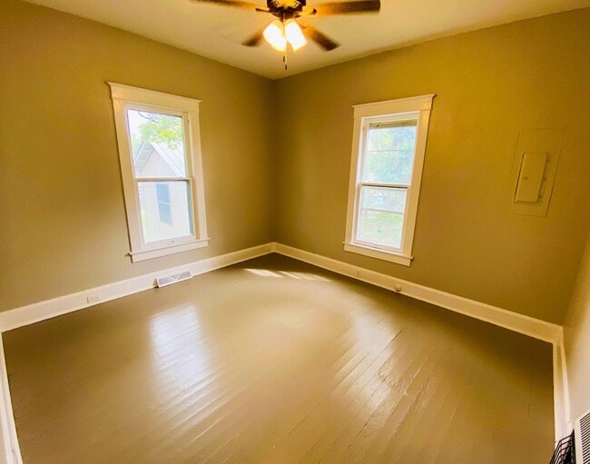 Building Photo - COMING SOON: Spacious 3 Bedroom 2 Bathroom...