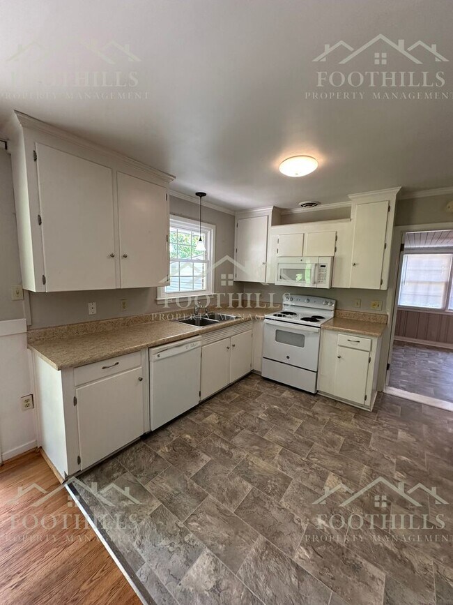 Building Photo - Live Steps Away from Anderson University –...