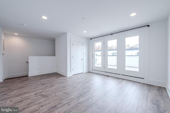 Building Photo - 11382 Emerald Park Rd