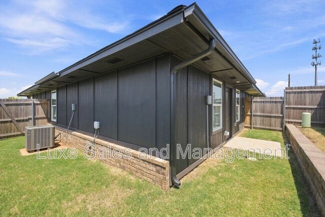 Building Photo - 8012 NW 110th Dr