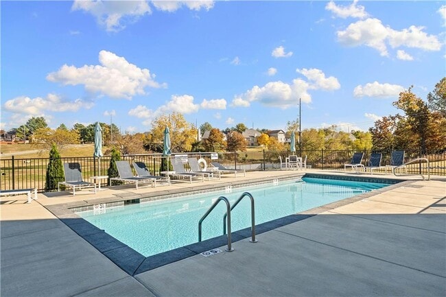 Building Photo - 913 NE Hts Ln