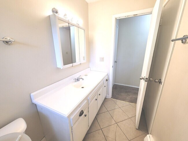 Interior Photo - 1710-14 Bradford