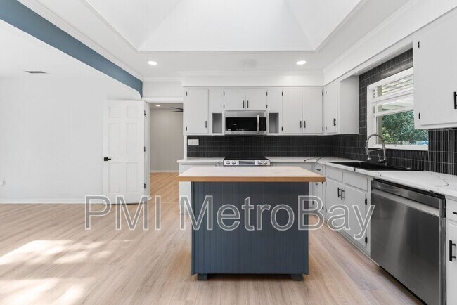 Building Photo - 4939 Woodland Dr