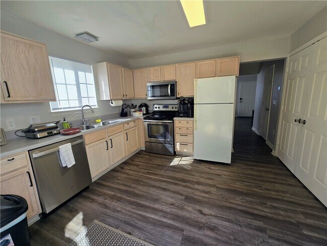 Building Photo - 220 Campus Dr