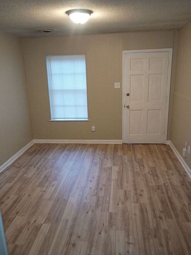 Building Photo - MOVE-IN SPECIAL 1/2 OFF 1ST MONTH'S RENT!!