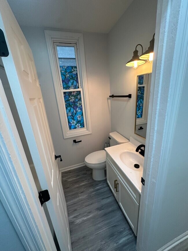 Building Photo - 3625 W Shakespeare Ave