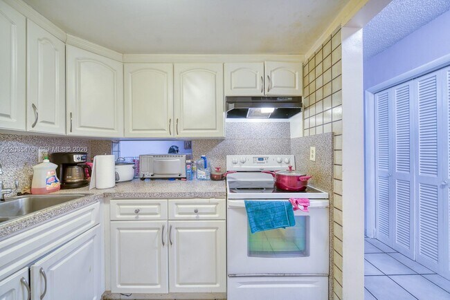 Building Photo - 140 Royal Palm Rd