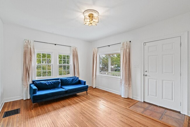 Building Photo - Adorable East Nashville Cottage w/ HUGE Fully-Fenced backyard!