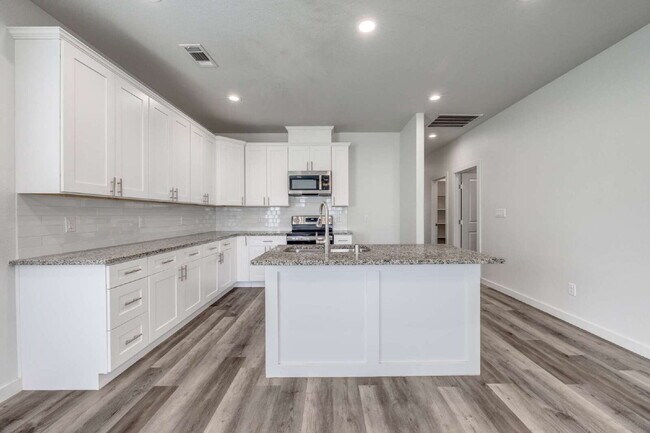 Building Photo - 3-Bed Home with Fenced Yard & Attached Garage in Sunny Side – Denison