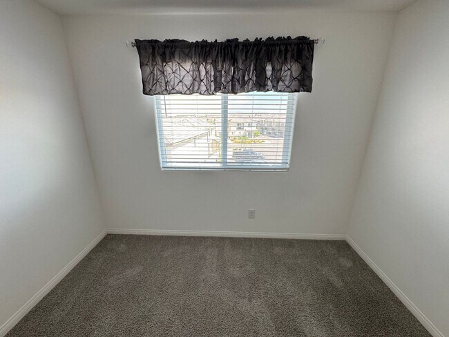 Building Photo - BEAUTIFUL 3 BEDROOM 3 BATH TRI-LEVEL HOME ...