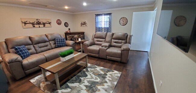 Building Photo - ? Pet Friendly Home ? Fenced in Yard ? Ren...