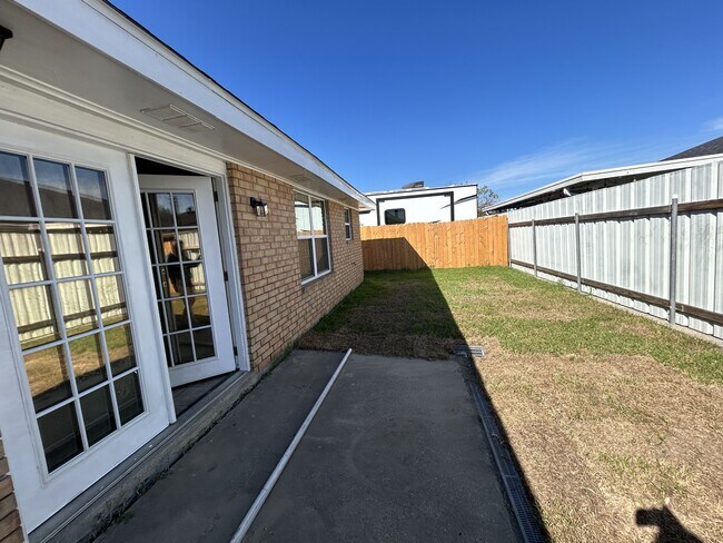 Building Photo - 3301 Pecan Dr