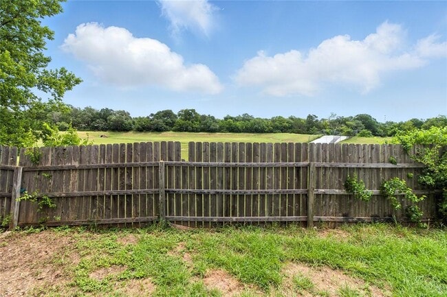 Building Photo - 2402 Glen Field Dr