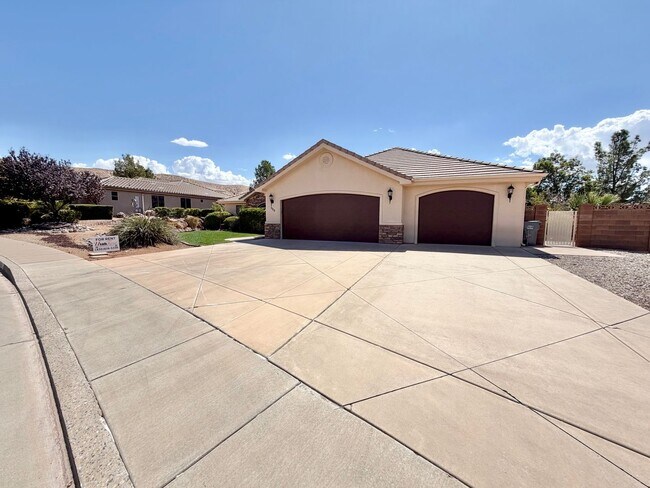 Building Photo - 988 E Silver Falls Dr