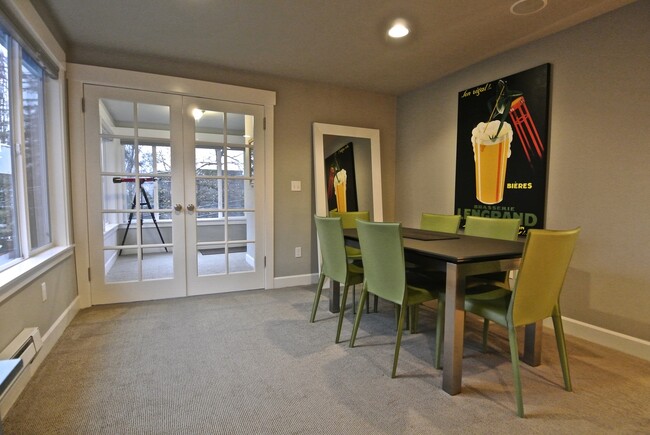 Building Photo - EXQUISITE 4 BED/3 BATH FURNISHED EASTLAKE ...