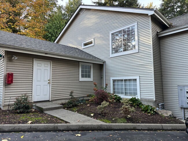 Building Photo - Beautiful 2 bed/2 Bath townhouse in Kenmore