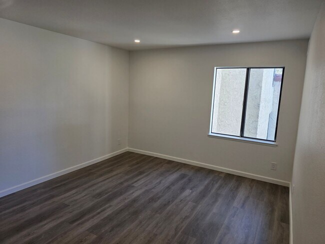 Building Photo - 700 W 3rd. Street #A215