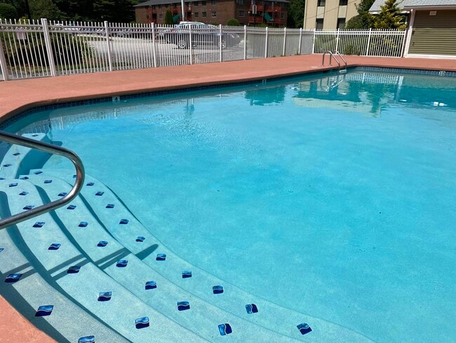 Building Photo - 10 E Ridge Dr