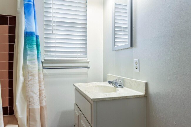 Building Photo - 2044-2046 Mayfair Dr W