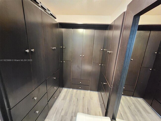 Building Photo - 3500 Mystic Pointe Dr