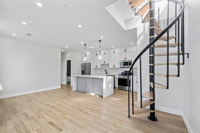 Building Photo - 152 Marion St