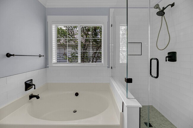 Building Photo - Centrally Located and Beautifully Renovate...