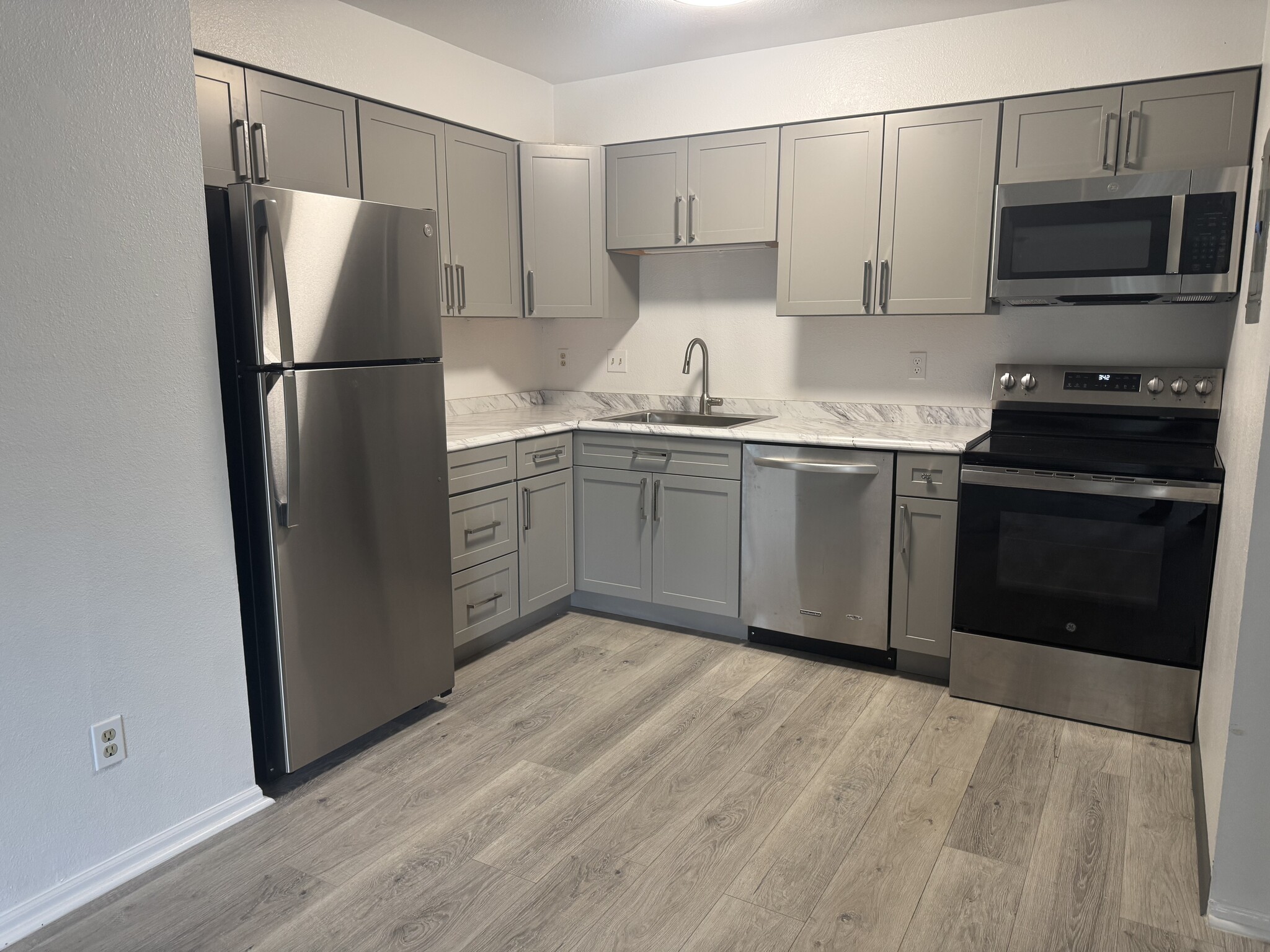 Gorgeous new kitchen with all stainless steel appliances, new sink and fixtures - 2575 S Syracuse Way
