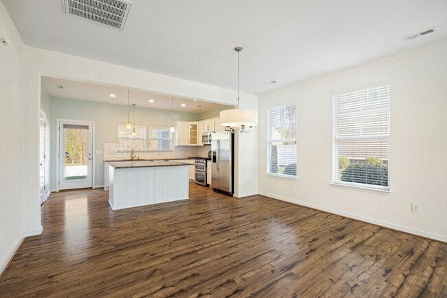 Building Photo - 3 Bedroom Corner Townhome!!! Available Early-Mid April****