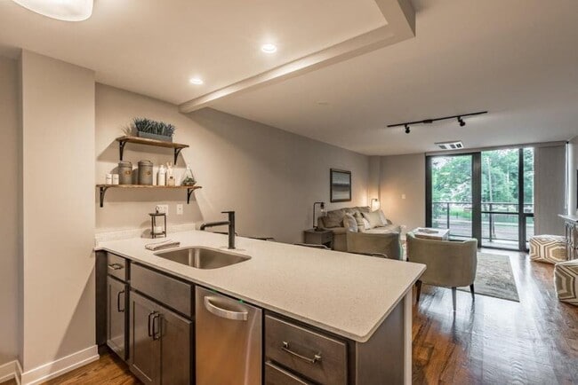 Building Photo - 2 bedroom in Chicago IL 60660