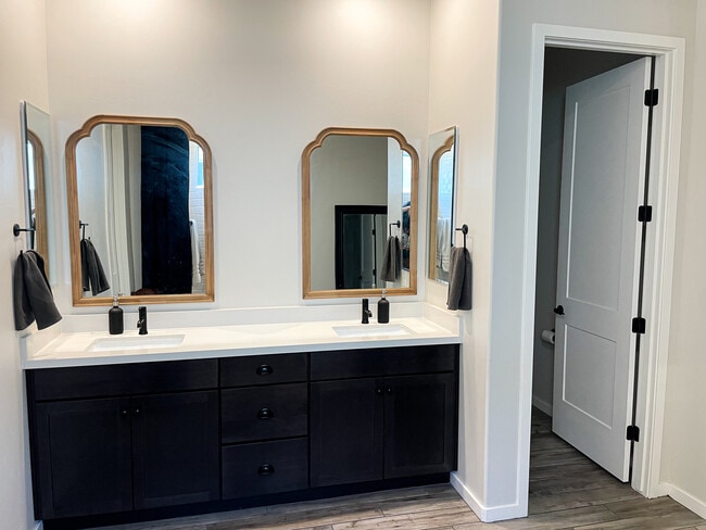 Building Photo - 17243 W Echo Ln