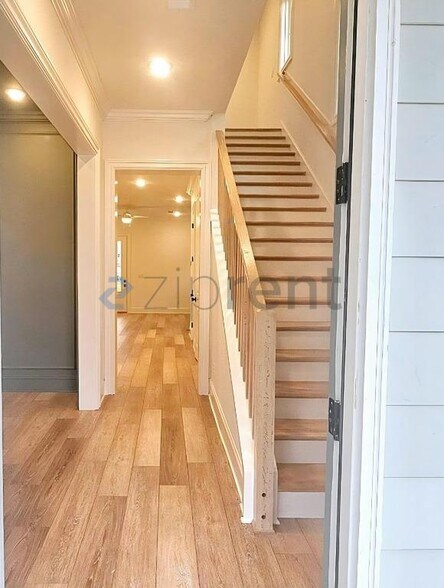 Building Photo - Unit