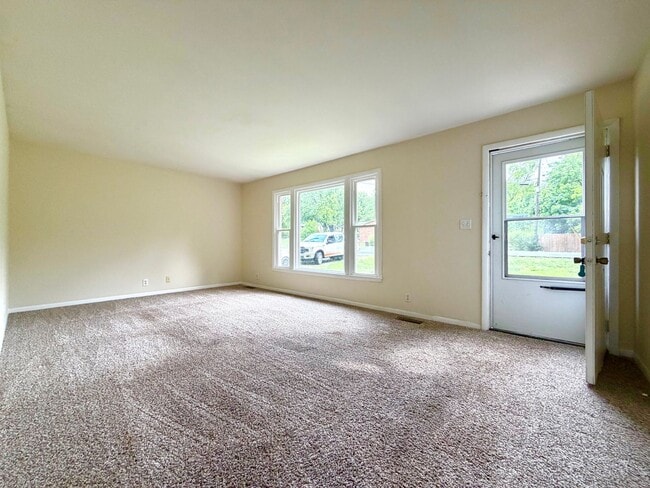 Building Photo - 221 Mills Dr