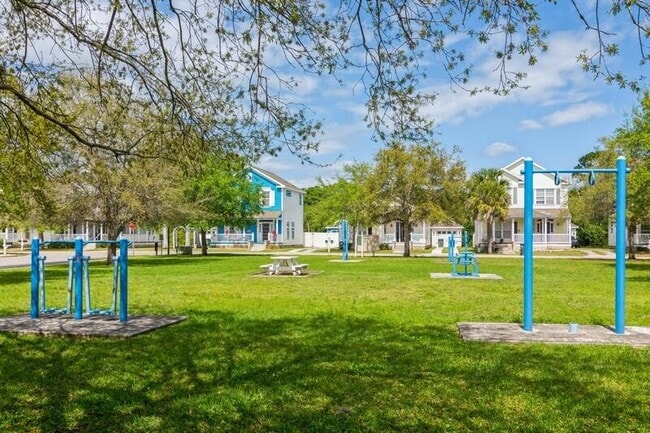 Building Photo - 3374 N Park Dr