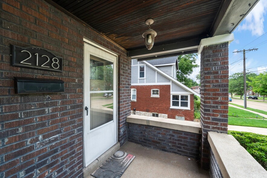 Building Photo - 2126 Yale Ave