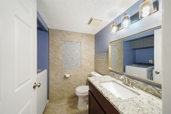 Building Photo - 11502 Village Pl Dr