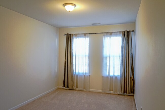 Building Photo - Townhome | Washer/ Dryer Included  |Fenced...