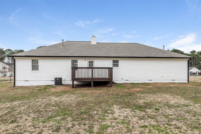 Building Photo - 60 River Oaks Dr SW
