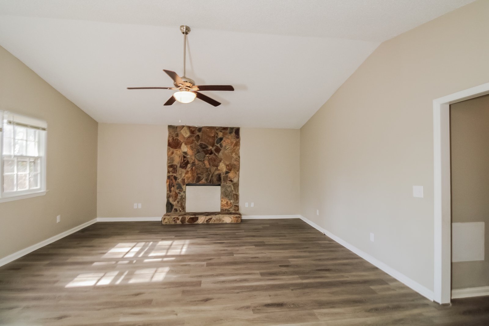 Building Photo - 216 Pond Ridge Rd E